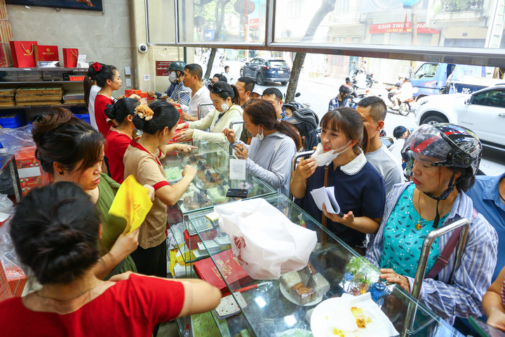 Người dân xếp hàng mua bánh Trung thu truyền thống ở Hà Nội
