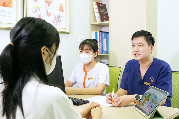 BS Phạm Minh Ngọc tư vấn sức khoẻ cho người bệnh.
