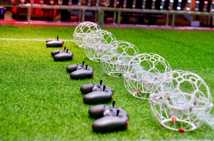 Cận cảnh bộ điều khiển và những "cầu thủ" của sân chơi Bóng đá Drone. (Nguồn: Uav-crafts)