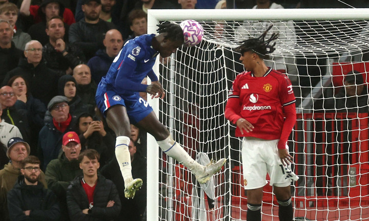 Chalobah thắp hy vọng cho Chelsea. (Ảnh: Reuters)