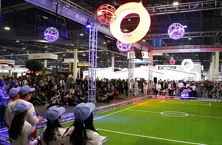 Không khí sôi động tại giải Drone Soccer, nơi các đội tuyển tranh tài bằng công nghệ bay hiện đại giữa hàng nghìn khán giả. (Nguồn: FIDA)