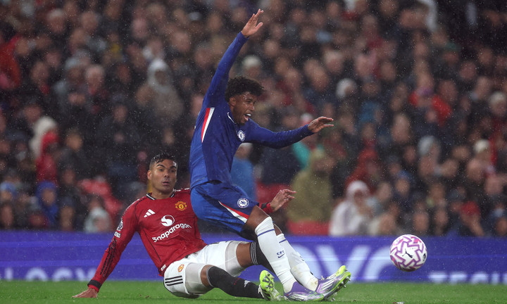 Casemiro bị đuổi khỏi sân. (Ảnh: Reuters)