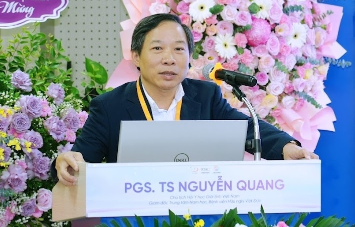 PGS.TS Nguyễn Quang chia sẻ tại hội thảo.