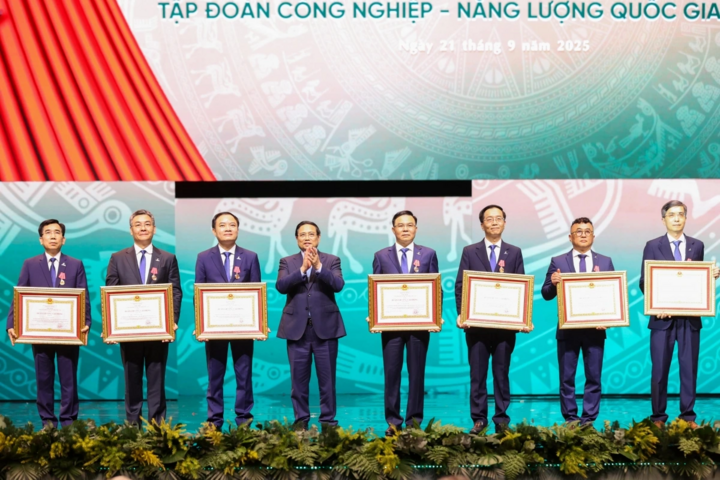 Thủ tướng Phạm Minh Chính trao Huân chương Lao động hạng Nhất, hạng Nhì và hạng Ba cho các lãnh đạo tập đoàn.