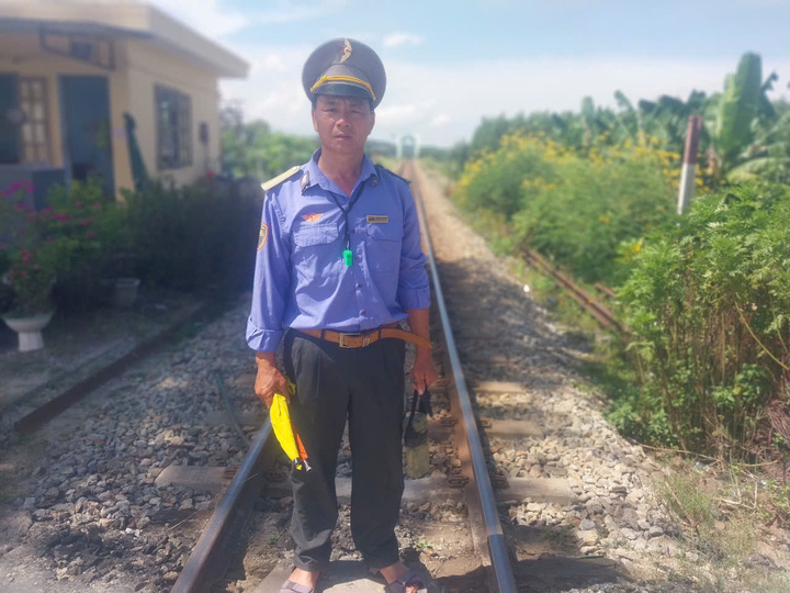 Anh Nguyễn Sơn Oánh, nhân viên gác chắn đường ngang (Công ty CP ĐS Nghĩa Bình) vừa có hành động dũng cảm cứu người.