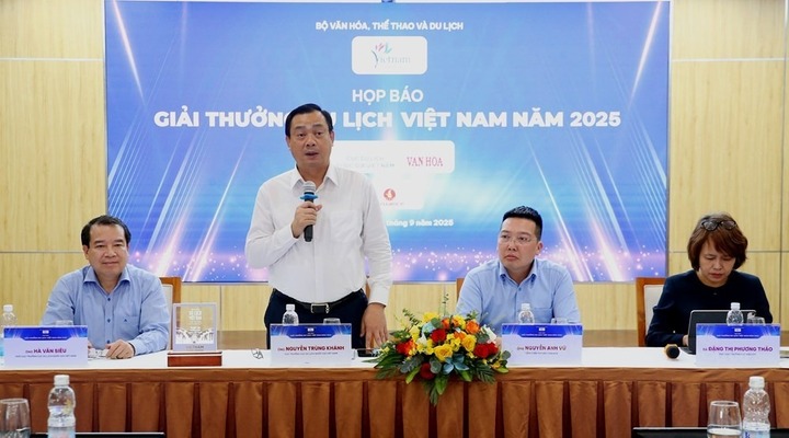 Chủ toạ họp báo thông tin về Giải thưởng Du lịch Việt Nam 2025.