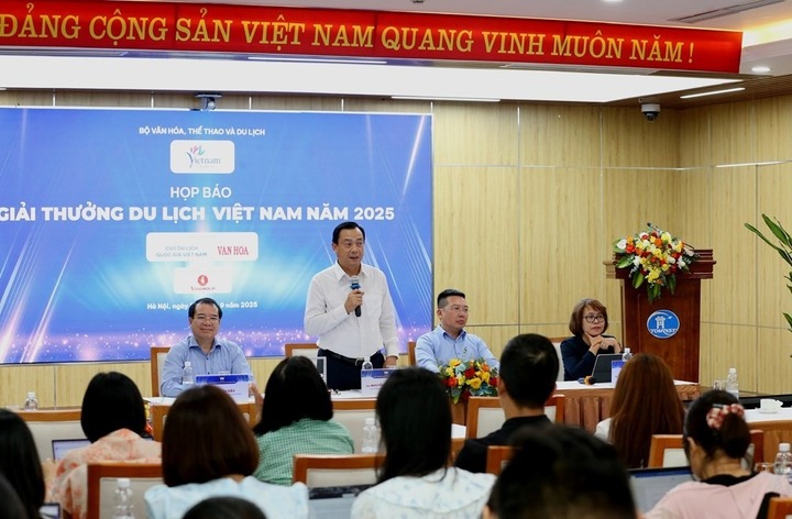 Đại biểu tham dự họp báo.