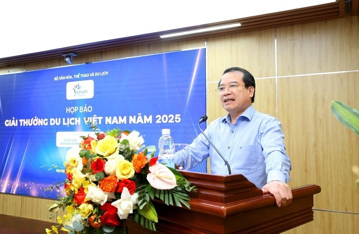 Ông Hà Văn Siêu, Phó Cục trưởng Cục Du lịch Quốc gia Việt Nam giới thiệu Giải thưởng Du lịch Việt Nam 2025 tại họp báo.