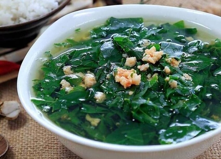 Vò rau ngót trước khi nấu giúp giải phóng vị ngọt, loại bỏ vị chát của rau.