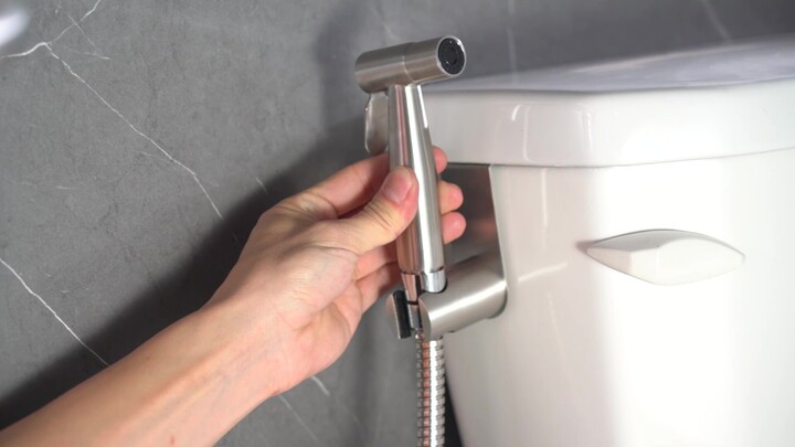 Dùng vòi xịt vệ sinh có những nguy cơ gì? (Ảnh: Amazon)