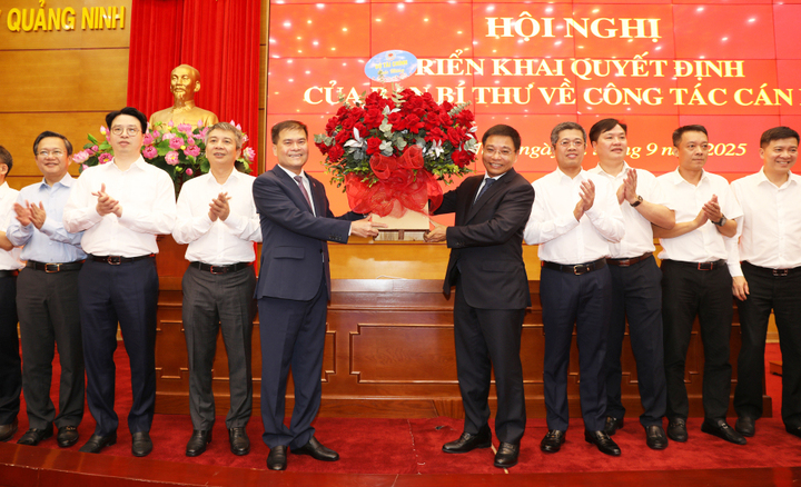 Bộ trưởng Bộ Tài Chính Nguyễn Văn Thắng chúc mừng ông Bùi Văn Khắng đảm nhận cương vị mới.