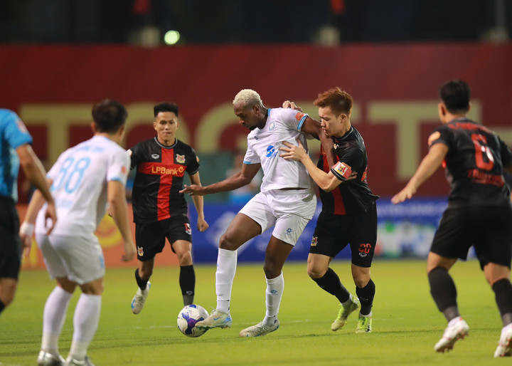 Nam Định (áo trắng) gặp khó khăn.