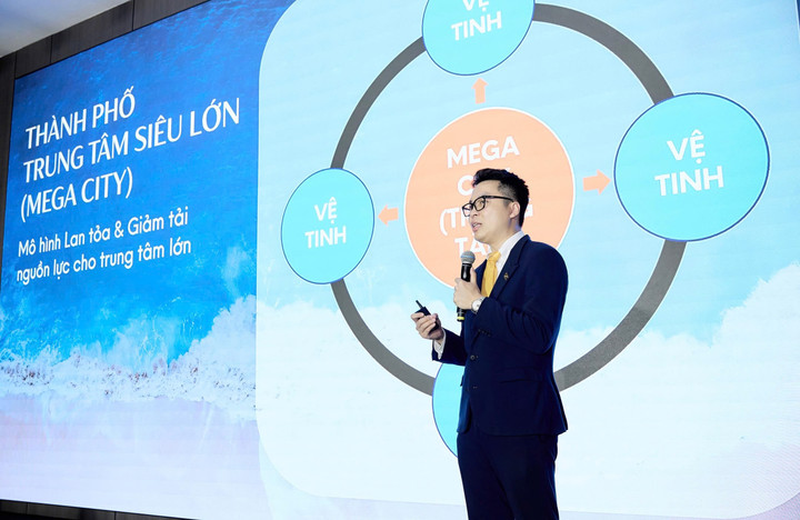 Đại diện Sun Property thuyết trình về dòng sản phẩm mới tại hai tháp Blanca 6,7.