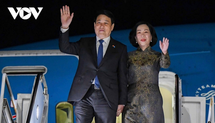 Chủ tịch nước Lương Cường và Phu nhân tới sân bay quốc tế J.F Kennedy, thành phố New York, Hoa Kỳ