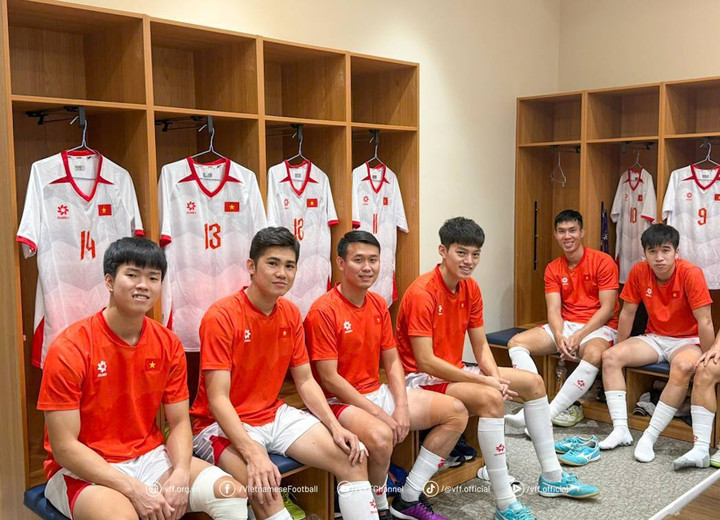 Đội tuyển Việt Nam hoàn tất công đoạn chuẩn bị trước trận đấu. (Ảnh: Reuters)