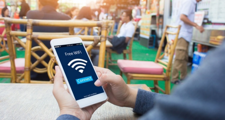Kết nối Wi-Fi công cộng dễ dàng, nhưng đừng quên bảo vệ dữ liệu cá nhân trước khi nhấn "Connect". (Nguồn: AI)
