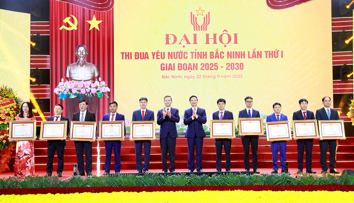 Thừa ủy quyền của Thủ tướng, Chủ tịch UBND tỉnh Bắc Ninh Vương Quốc Tuấn và Thứ trưởng Bộ Nội vụ Cao Huy trao Bằng khen của Thủ tướng cho các tập thể có thành tích xuất sắc trong phong trào thi đua yêu nước giai đoạn 2020-2025.