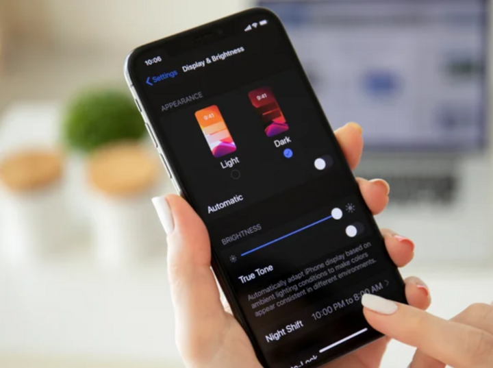 Sự khác biệt giữa Night Shift và Dark Mode trên iPhone