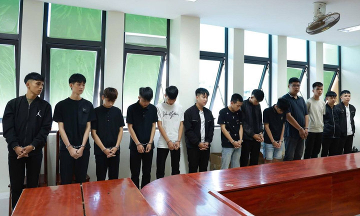 13 kẻ trong nhóm 16 thanh thiếu niên vừa bị Cơ quan CSĐT Công an tỉnh Quảng Trị khởi tố. (Ảnh: Công an Quảng Trị).