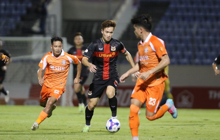 CLB Ninh Bình (áo đen) chưa thua trận nào từ mùa giải trước.