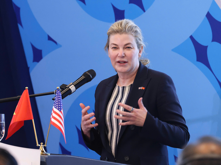 Bà Stephanie Pope, Chủ tịch kiêm Tổng giám đốc Boeing Commercial Airplanes, chúc mừng tàu bay Boeing đầu tiên của Vietjet.