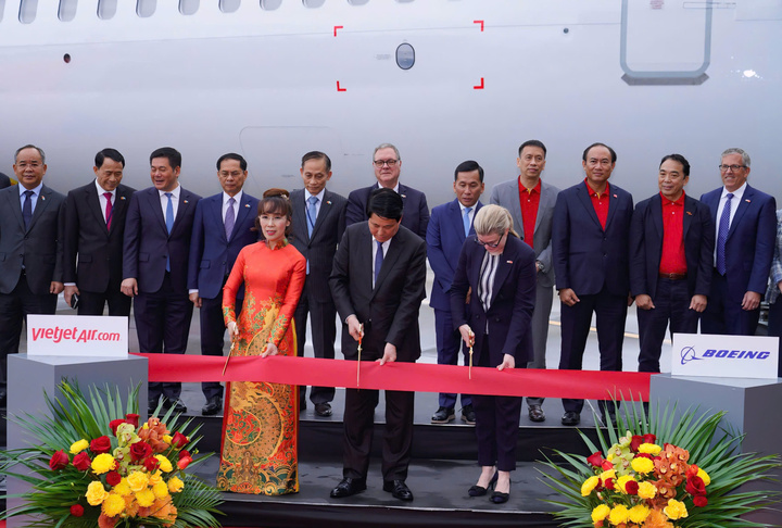 Lễ bàn giao tàu bay 737-8 đầu tiên giữa Boeing và Vietjet với sự chứng kiến của Chủ tịch nước Lương Cường tại Seattle, Hoa Kỳ.