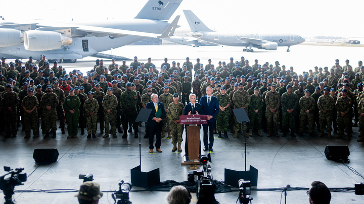 Thủ tướng Canada Mark Carney thăm căn cứ CFB 8 Wing Trenton, thể hiện cam kết tích hợp yếu tố khí hậu vào chiến lược quốc phòng. (Nguồn: Canadian Press)