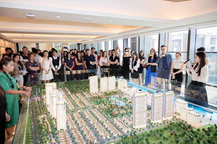 Khách mời trải nghiệm sa bàn và lắng nghe thuyết trình tổng quan về Blanca City.