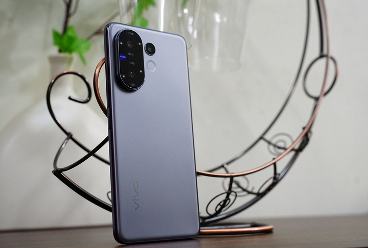 vivo V60 5G: "Chuyên gia chân dung" pin bền bỉ và những đánh đổi có chủ đích Thiết kế cao cấp và công nghệ pin "đáng từng đồng"Camera ZEISS: Khi nhiếp ảnh chân dung là ưu tiên tuyệt đốiHiệu năng và những đánh đổi cần cân nhắc
