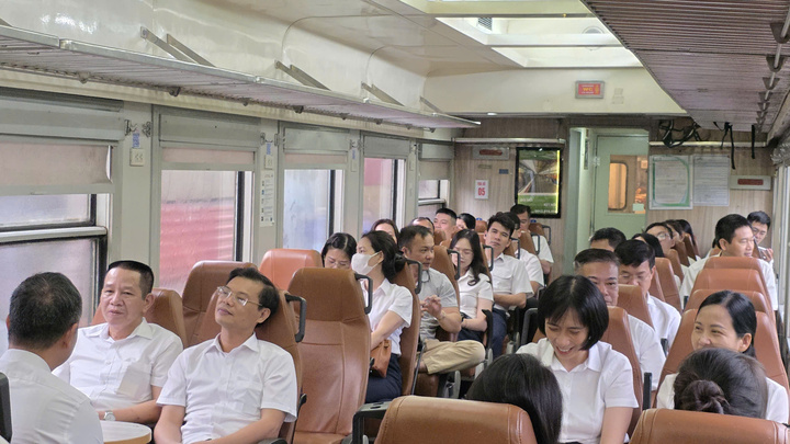 Nhiều cán bộ, viên chức, người lao động đi trên chuyến tàu từ Hải Dương sang Hải Phòng.