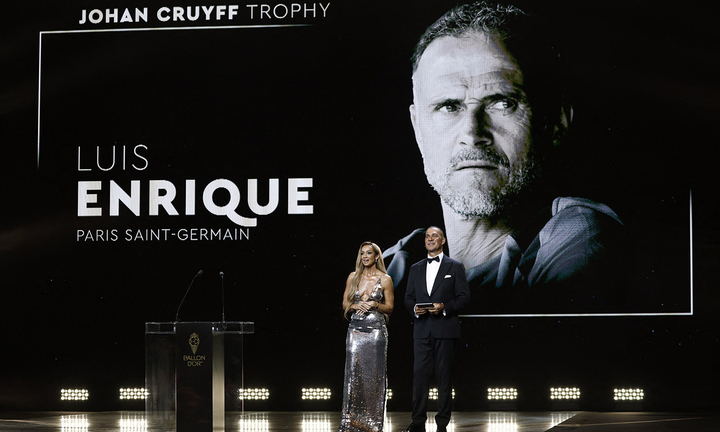 Ông Luis Enrique giành giải Johan Cruyff (dành cho HLV xuất sắc nhất năm) khi vừa cùng PSG thất bại 0-1 trên sân của Marseille, trùng giờ với sự kiện Quả bóng vàng. PSG cũng là đội giành giải câu lạc bộ xuất sắc nhất năm. (Ảnh: Reuters)