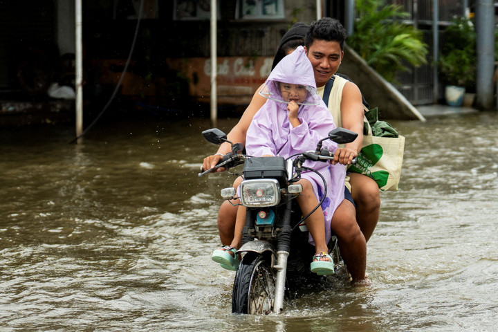 Bão Ragasa càn quét Biển Đông: 3 người chết, nhân chứng mô tả 'như ngày tận thế' - 2