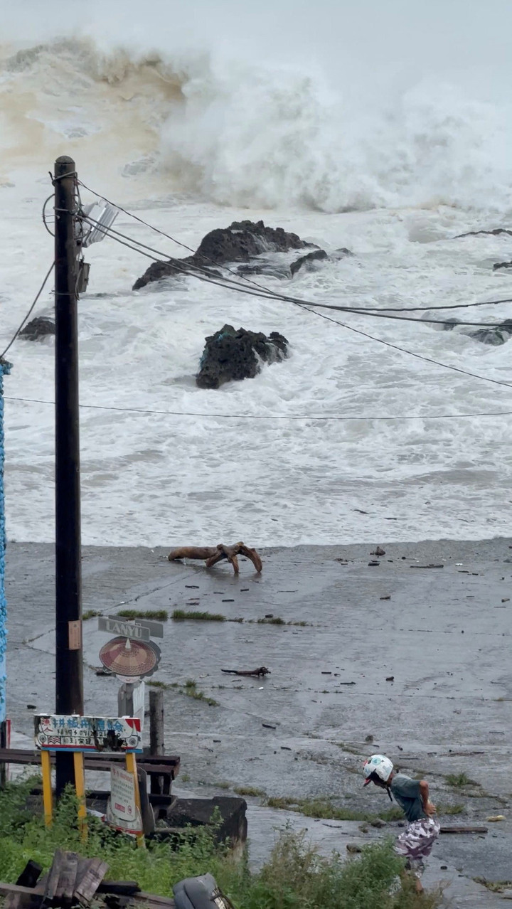 Ảnh hưởng bão tại Đài Loan, Trung Quốc, được một nhân chứng mô tả là "như ngày tận thế".