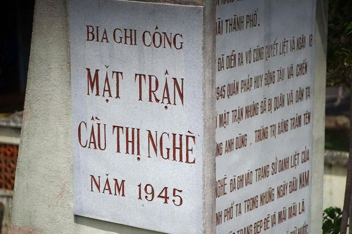 Bia ghi công tại cầu Thị Nghè được dân mạng lan tỏa rộng rãi trên các trang mạng xã hội trong ngày 23/9/2025.