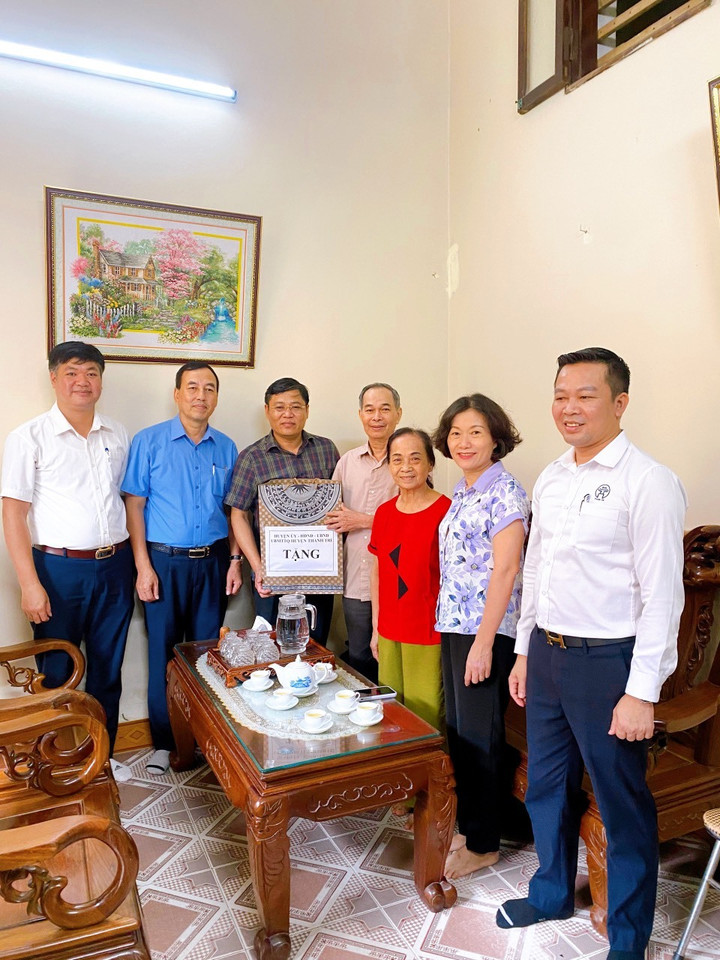 Huyện Thanh Trì tổ chức 12 đoàn công tác đến thăm, tặng quà gia đình người có công, thân nhân liệt sỹ tại các xã trên địa bàn.