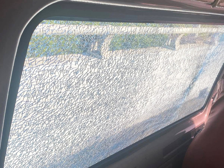 Nhiều ô tô hư hại phần kính do bị bắn súng khi đi trên cao tốc Hạ Long - Hải Phòng.