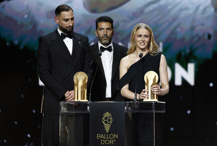 Gianluigi Buffon trao Cúp Yashin cho Hannah Hampton (Anh, Chelsea) và Gianluigi Donnarumma (Italy, PSG/Man City) - 2 thủ môn xuất sắc nhất năm. (Ảnh: Reuters)