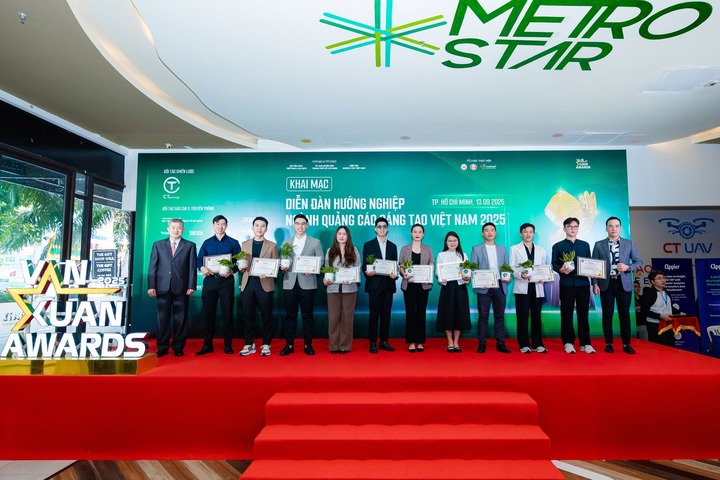 Ban tổ chức Vạn Xuân - Awards 2025 trao thư cảm ơn cho đại diện các doanh nghiệp tham dự cùng Diễn đàn