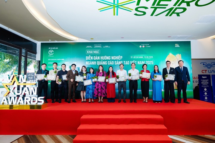 Ban tổ chức Vạn Xuân - Awards 2025 trao thư cảm ơn cho đại diện các trường đại học - cao đẳng tham dự cùng Diễn đàn