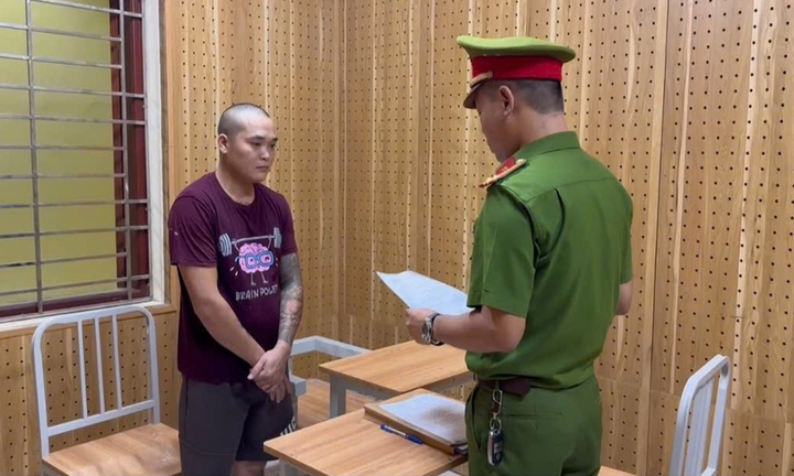 Công an tỉnh đọc quyết định khởi tố bị can, lệnh tạm giam đối với Triệu Xuân Tiến. (Ảnh: Công an Bắc Ninh)