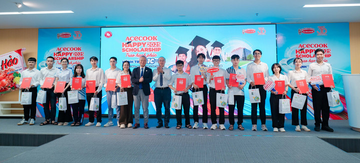 Ông Kaneda Hiroki - Tổng Giám đốc Acecook Việt Nam - trao học bổng cho sinh viên.