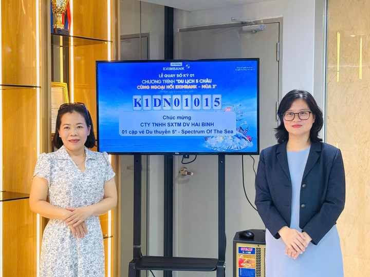 Bà Nguyễn Thị Mỹ Trang – Công ty TNHH sản xuất và thương mại Ốc đảo (bên trái) - đại diện khách hàng quay số trúng thưởng trong kỳ qua số 1.