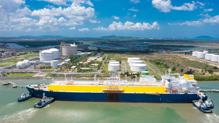 Tàu chở LNG nhập khẩu cập bến Kho cảng PV GAS Vũng Tàu.