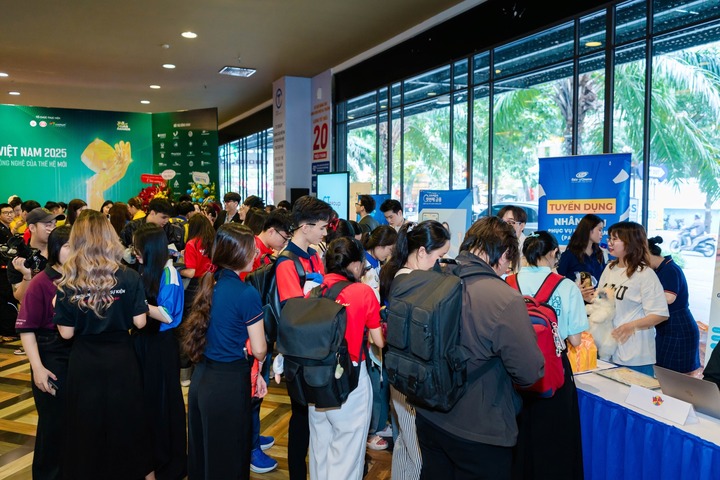 Các sinh viên tham gia tư vấn, tuyển dụng tại quầy tuyển dụng do BTC tổ chức