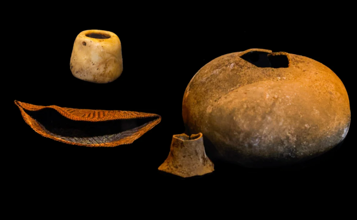 Ngoài thi thể, trong mộ còn chứa nhiều vật phẩm tùy táng khác. (Ảnh: Ancient Origins)