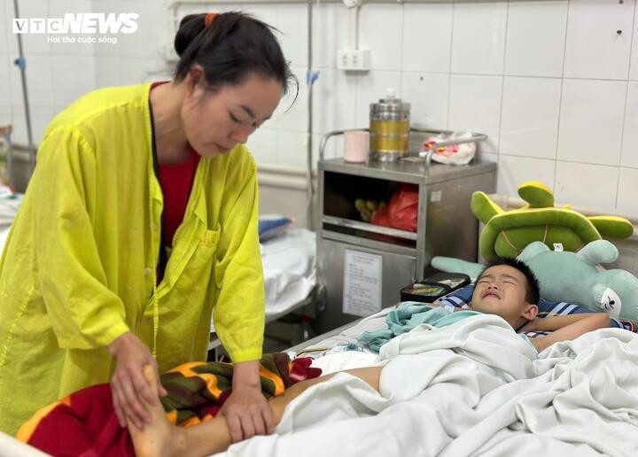 Chị Huệ chăm sóc con tại bệnh viện.