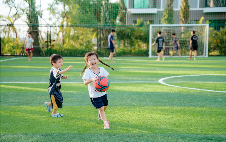 Trẻ vui chơi, vận động trong khuôn viên xanh của đại đô thị xanh lớn nhất Nghệ An.
