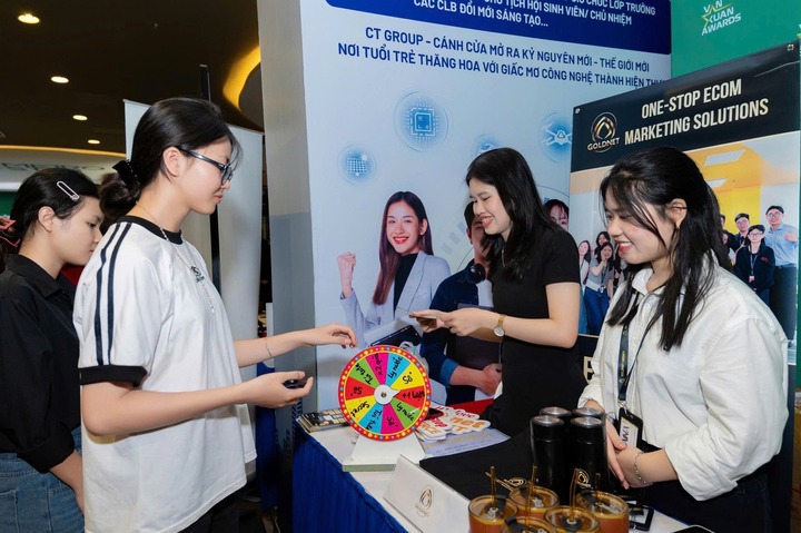 Sinh viên các trường đại học - cao đẳng giao lưu tại gian hàng triễn lãm