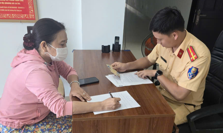 Nữ tài xế N. khi làm việc với CSGT. (Ảnh: CSGT)