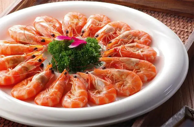 Tôm và bí đỏ dễ gây dị ứng nếu kết hợp. (Ảnh: Sohu)